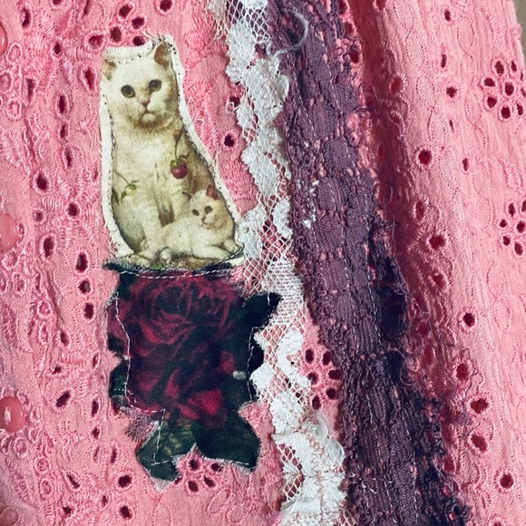 Wearable Art Kittens & Roses Magnolia Pearl Top - Picture 5 of 13